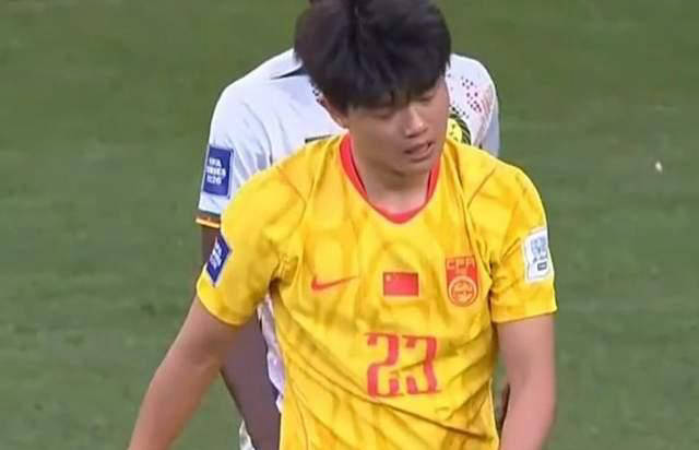 太强了!杨希首次代表国足两场比赛狂抢11次球:单挑碾压法甲球星!